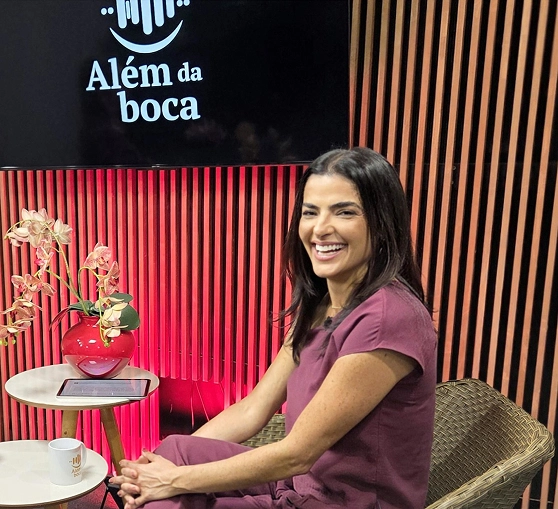 Dra. Lidiana no estúdio do podcast Além da boca