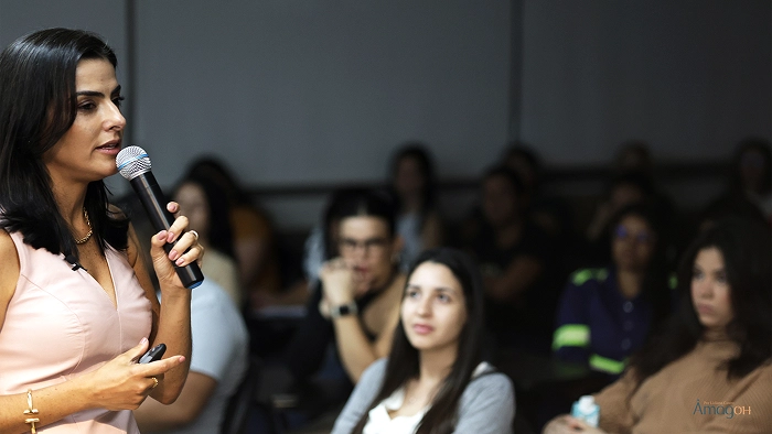 Dra. Lidiana durante palestra